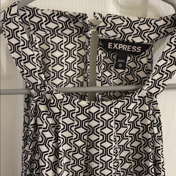 Express Cute pleated sleeveless  pattern blouse - Picture 4 of 5